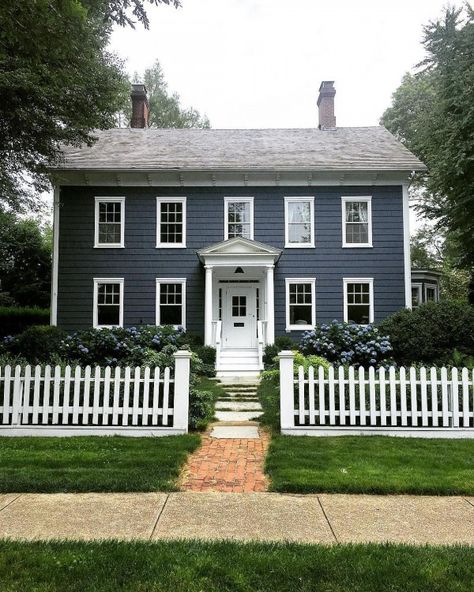 20 White Picket Fence Landscaping Ideas and Designs for 2019 Colonial Exterior Remodel, Colonial House Exterior, Navy Blue Houses, Colonial House Exteriors, Ranch House Designs, Colonial Exterior, White Picket Fence, Fence Landscaping, Exterior Remodel