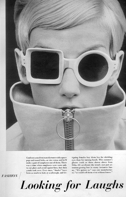 1960s Twiggy Lawson, 60s Sunglasses, Sixties Style, Cheap Ray Bans, Black And White Photograph, Cooler Look, Cat Eyes, Mod Fashion, 1960s Fashion