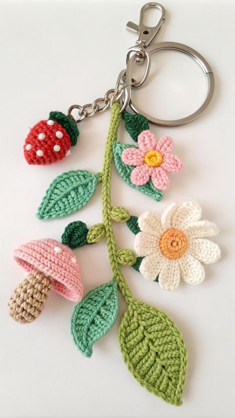 Not all keychains are created equal; discover the 20 best crochet keychains that will elevate your accessory game in unexpected ways. Crochet Keychain Ideas, فن النسيج, Crochet Applique Patterns Free, Crochet Diy Tutorial, Crochet Keychains, Crochet Gift Ideas, Keychain Pattern, Crochet Jewelry Patterns, Crochet Keychain Pattern