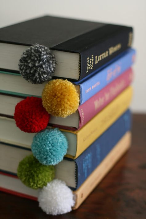 idee con i pom pom segnalibro Joululahjat Diy, Hantverk Diy, Penanda Buku, Diy Pom Pom, Pom Pom Crafts, Crafts To Make And Sell, Yarn Diy, Jeans Diy, Yarn Ball