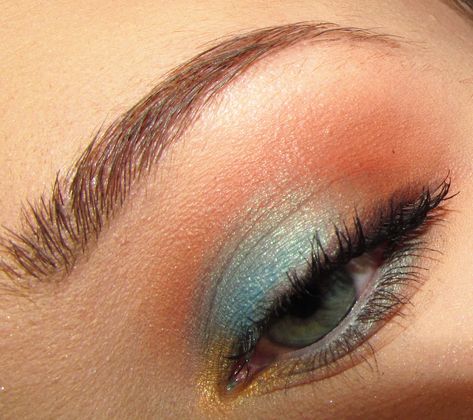 Peach And Blue Eye Makeup, Beachy Makeup Looks, Beach Eyeshadow Look, Beachy Make Up Looks, Hawaiian Makeup Look, Hawaiian Makeup, Hawaii Makeup, Beachy Makeup, Peach Eye Makeup