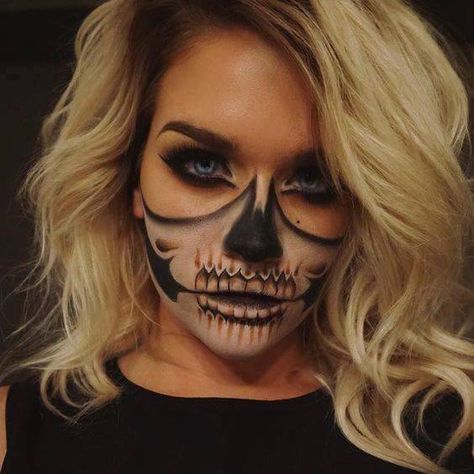 Half Skull Makeup, Halloween Costumes Women Scary, Halloween Makeup Sugar Skull, Halloween Make-up Looks, Half Skull, Creepy Halloween Makeup, Halloween Makeup Diy, Skeleton Makeup, Halloween Makeup Pretty