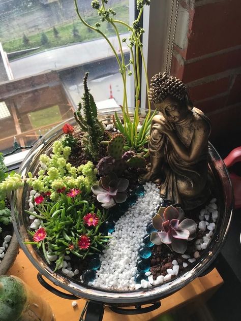 Buddha Plant Pot, Mini Buddha Garden, Zen Garden Planter, Zen Garden Terrarium, Cactus Terrarium Ideas, Mini Zen Garden Diy, Succulent Terrarium Ideas, Buddha Terrarium, Crystal Garden Terrarium