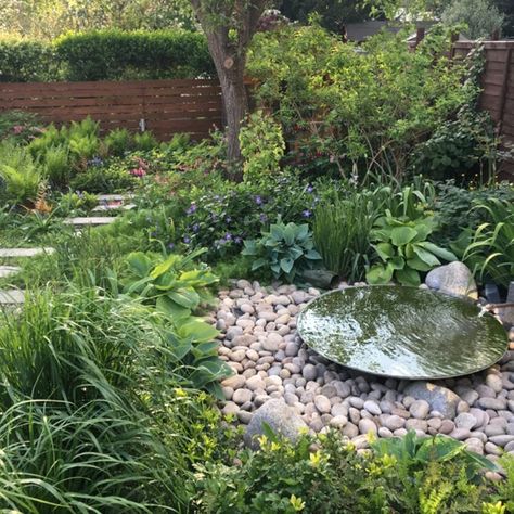 Garden Water Bowl Ideas, Bowl Fountain Outdoor, Garden Water Bowl, Small Garden Water Features, Water Bowl Garden, Garden Focal Point Ideas, Spring Garden Decor, Backyard Flowers Garden, Garden Water Fountains