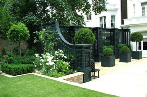 Design Chic Dark Green Fence, Formal Garden Design, Green Fence, Garden Courtyard, Formal Garden, Beautiful Backyards, White Gardens, Garden Trellis, Garden Fencing