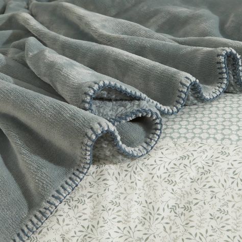 Manta polar de 520grs. con borreguito trasero y puntada decorativa overlock en el contorno. Tejido suave y confortable. Knitting Bed Cover, Mantas Sofa Ideas, Fluffy Blanket Aesthetic Grey, Azul Blanket, Light Grey Blanket