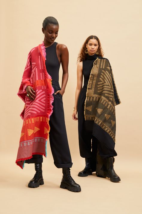 Introducing the Halisi women's shawl in black/white – a stunning collaboration between mille collines, the Zeitz Museum of Contemporary Art Africa, and African Jacquard. This limited edition women's shawl is made from the finest French linen and African cotton and celebrates the richness of West African patterns and traditional weaving techniques. The Halisi women's shawl in black/white is a true statement piece, and perfect for adding a touch of luxury to any outfit. Its bold design makes it ve Traditional South African Clothing, African Traditional Wear Culture Women, Traditional Bangladeshi Clothing, Contemporary African Fashion, Traditional African Fashion, Persian Women Fashion, North African Fashion, African Royalty Fashion, Akiman Art