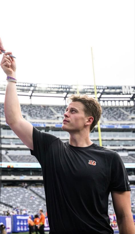 Joe Burrow Cute, Joey Burrow, Nfl Wives, Joe Shiesty, Joseph Lee, Cincinnati Bengals Football, Bengals Football, Metlife Stadium, Pro Athletes