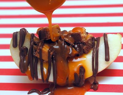 Hugs & CookiesXOXO: REESE'S PEANUT BUTTER CUP, CARAMEL & CHOCOLATE INSIDE OUT APPLE Caramel Chocolate Apples, Streusel Bars, Chocolate Apple, Homemade Salted Caramel, Chocolate Apples, Caramel Apple Cheesecake, Homemade Caramel Sauce, Caramel Chocolate, Recipes Appetizers And Snacks