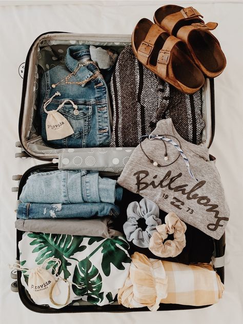 Travel Flatlay, Looks Hippie, Summer Packing, Travel Bag Essentials, Vsco Aesthetic, Summer Photoshoot, Suitcase Packing, Flat Lay Photography, Vacation Packing