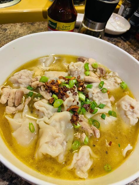 Molo Soup Recipe, Molo Soup, Soup Easy, Pepper Soup, Wonton Wrappers, Stuffed Pepper Soup, Diy Recipes, Meat Chickens, Soup Pot