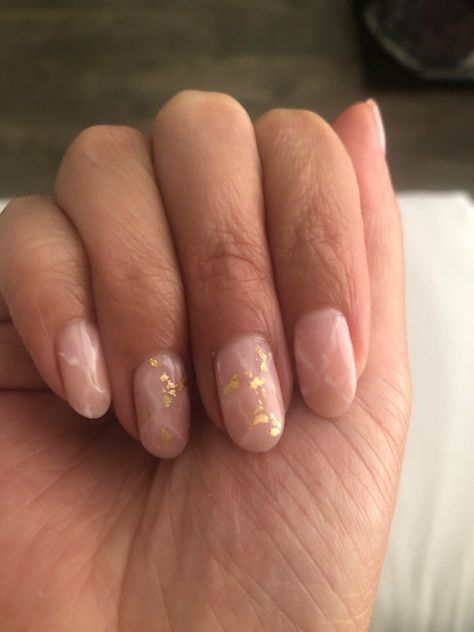 Natural Nails Gold Flakes, Foil Nails Short, Gold Fleck Nails, Rose Gold Foil Nails, Gold Flake Nails, Short Nails Gel, Gold Foil Nails, Rose Quartz Nails, Short Pink Nails