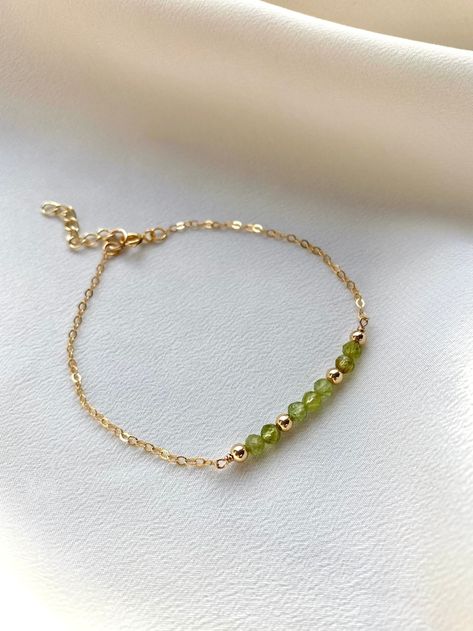 SoelleJewelry - Etsy UK Birthstone Bracelet Diy, Minimalist Bracelets, Peridot Jewelry, Beads Bracelet Design, Birthstone Bracelet, August Birthstone, Jewelry Beaded, Moonstone Bracelet, Birthstone Bracelets