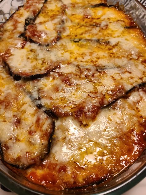 Melanzane alla Parmigiana - Easy DIY Recipes Baked Eggplant Slices, Eggplant Parmigiana, White Bean Soup Recipes, Italian Recipes Dessert, Slow Cooked Chicken, Roasted Eggplant, Bean Soup Recipes, Classic Italian Dishes, Best Italian Recipes