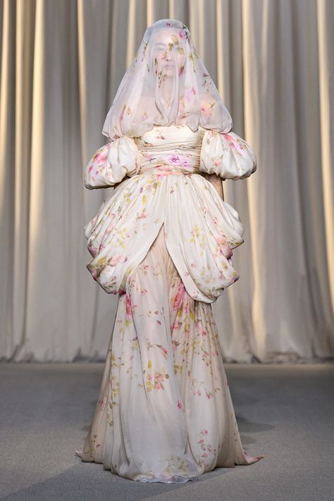 Giambattista Valli Fall 2024 Couture
https://www.vogue.com/fashion-shows/fall-2024-couture/giambattista-valli/slideshow/collection#22 Giambattista Valli 2024, 2024 Couture, Giambattista Valli Couture, Fall Couture, Giambattista Valli Haute Couture, Diana Fashion, Fashion Layout, Pretty Clothes, Giambattista Valli