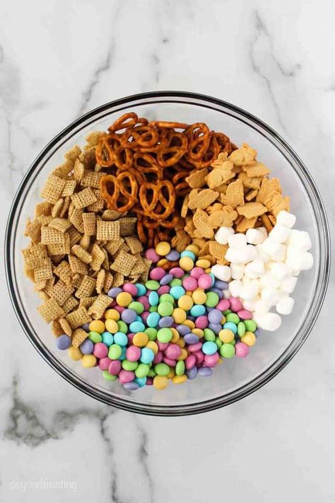 Easter Bunny Bait snack mix is a fun and easy no-bake treat. This sweet and salty snack mix is easy to customize. You'll love this easy Easter dessert. Easter Preschool Snacks, Easter Trail Mix, Bunny Bait Recipe, Easter Party Snacks, Easy Easter Snacks, Easter Kids Snacks, Easter Bunny Bait, Easter Snack Mix, Spring Snacks