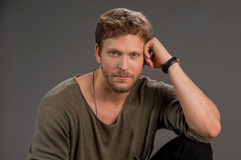 Jon Cor Married: Jon Cor is a famous and talented Canadian actor, who well-recognized actor for his upcoming movie, “Christmas On the Vine”. Talking about his Married life, in 2012 Jon married her long-term relationship girlfriend Tracy Spiridakos. Jon Cor Actor, Canadian Actors, Tracy Spiridakos, Movie Christmas, Lost In Space, Martial Artist, Shadow Hunters, First Novel, Relationship Status