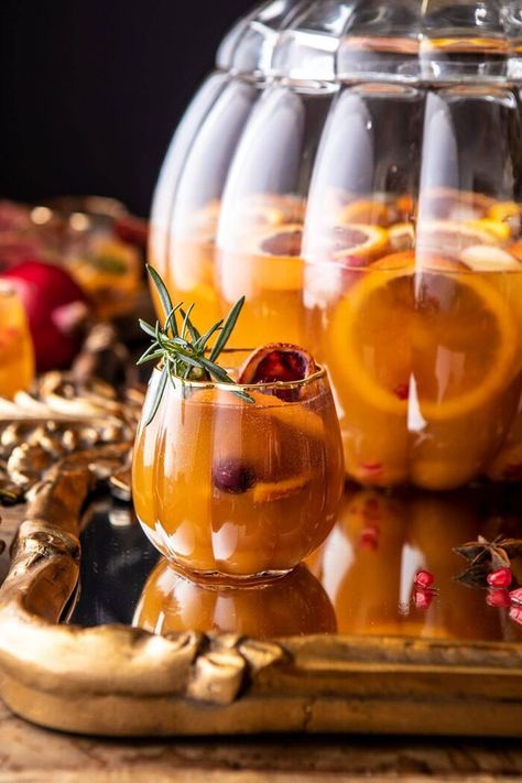 Sangria Thanksgiving, Thanksgiving Sangria, Thanksgiving Cocktail Recipes, Holiday Sangria, Pumpkin Wine, Christmas Sangria, Pitcher Cocktails, Edible Flowers Recipes, Thanksgiving Drinks