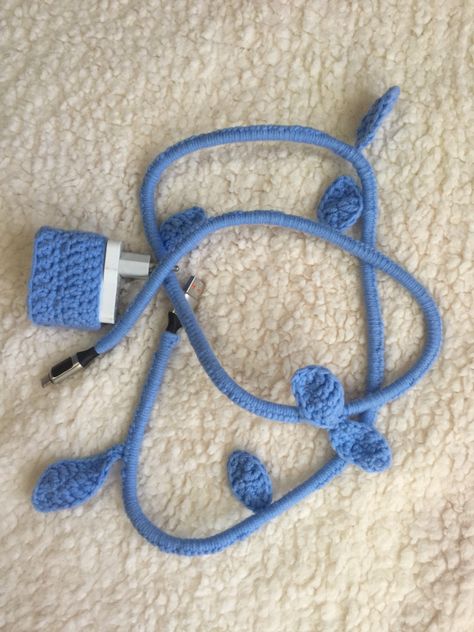 Charger Crochet, Charger Cover, Phone Charger Diy, Crochet Patterns Free Beginner, Do It Yourself Crafts, Crochet Tutorials, Crochet Design, Crochet Flower Patterns, Diy Crochet Projects