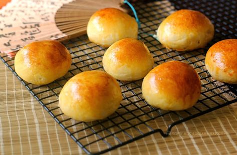 Cream Pan ~ Japanese Custard Filled Cream Buns #Breadbakers - Ruchik Randhap Chinese Steam Bun Recipe, Japanese Custard, Cream Pan, Steam Buns Recipe, Cream Buns, Stuffed Breads, Date Rolls, Custard Buns, Cream Bun