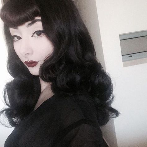 Vintage Hairstyles With Bangs, Mode Rockabilly, Goth Hair, Romantic Goth, Vintage Goth, Gothic Makeup, Goth Makeup, Dita Von Teese, Goth Aesthetic