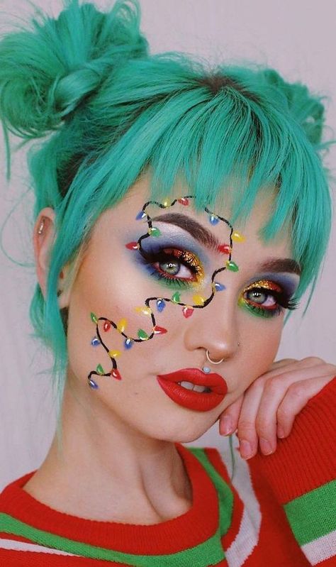 Christmas String Lights around Eyes and Green Hair #Christmas #makeup #beauty #trendypins Aesthetics Makeup, Grinch Makeup, Eyeliner Trends, Christmas Party Makeup, Xmas Makeup, Fantasy Make-up, Christmas Eyeshadow, Lights Makeup, Halloweenský Makeup