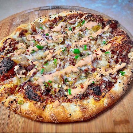 Korean Bbq Pizza, Pork Belly Pizza, Asian Pizza Recipes, Korean Pizza Recipe, Bulgogi Pizza, Weird Pizza Toppings, Pizza Toppings Ideas, Asian Pizza, Korean Pork Bulgogi