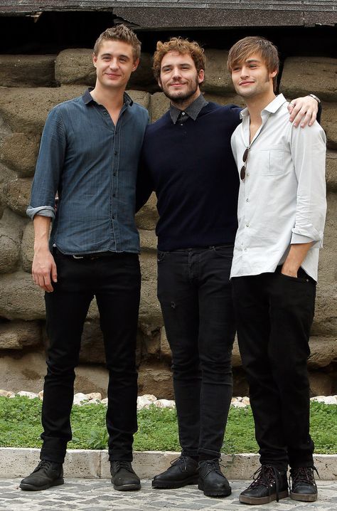 Sam had his arms around Douglas and Max Irons at the Rome photocall for Posh in September 2014. Hot British Actors, Max Irons, Maxon Schreave, Douglas Booth, British Celebrities, Hot British Men, Sam Claflin, Actors Male, Male Actors