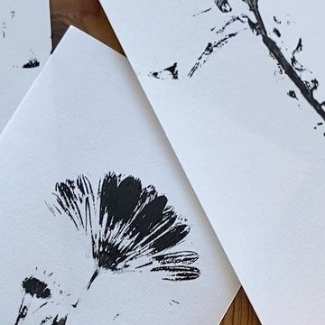 Botanical Art Projects, Pressed Flower Print, Printing With Leaves, Printing With Flowers, Botanical Crafts, Printing Flowers, Kids Craft Ideas, Plant Texture, Wildflower Art