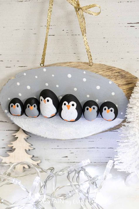 Pebble Art Penguins, Painted Rocks Penguins, Penguin Christmas Craft, Stone Art Christmas, Penguin Pebble Art, Pebble Christmas Art, Christmas Gift Ideas Crafts, Penguin Diy Craft, Christmas Pebble Art Ideas