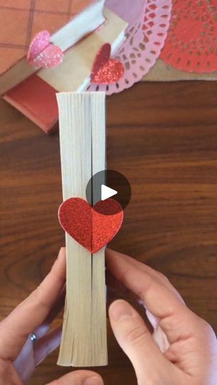 Crafts To Gift, Bookmark Easy, Heart Bookmark, Instagram Heart, Diy Heart, Heart Diy, I'm Yours, I Love Heart, Book Marks