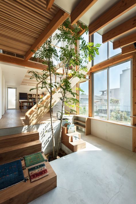 Yukawa Design Lab's Margin House features a multipurpose atrium Tatami Room, Japanese Home Design, Casas The Sims 4, Japanese Architect, Wooden Staircases, Japanese Architecture, Japanese House, Design Lab, Large Windows