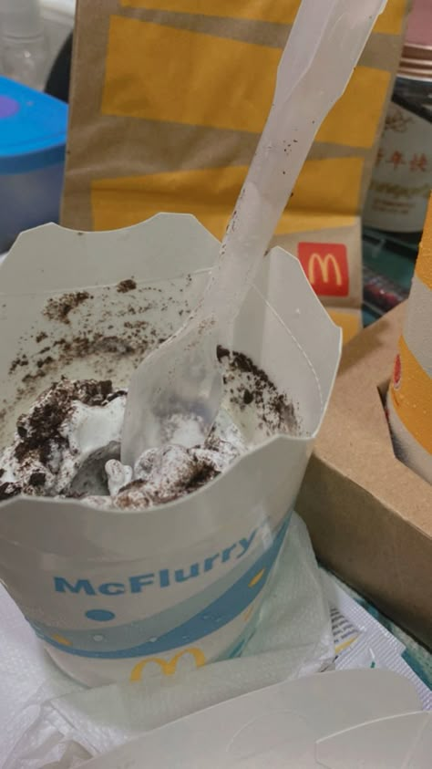 Mcflurry Aesthetic, Mcdonalds Aesthetic Food, Oreo Aesthetic, Mcdonald's Ice Cream, Oreo Mcflurry, Mc Flurry, Mcdonalds Ice Cream, Chocolate Ice Cream Cone, Oreo Ice Cream