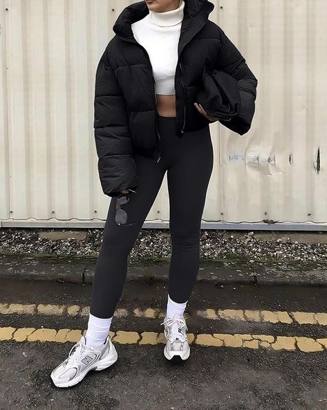 Crop Winter Jacket, Short Puffer Jacket Outfit Winter Style, Kryz Uy Outfits, Black Cropped Puffer Jacket Outfit, Cute Puffer Jacket Outfits, Cropped Coat Outfit, Gray Puffer Jacket Outfit, Black Cropped Jacket Outfit, Shiny Puffer Jacket Outfit