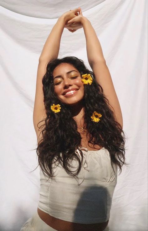 Flowers In Her Hair, Cindy Kimberly, Insta Instagram, Pretty And Cute, Photoshoot Poses, My Hair, Summer Hairstyles, Healthy Hair, Photo Inspiration