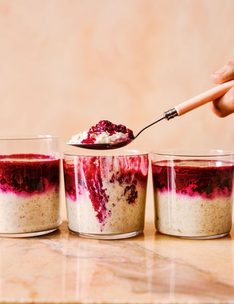 Berry Cheesecake Overnight Oats High Protein Parfait Recipes, Overnight Parfait, High Protein Sweet Breakfast, High Energy Breakfast, Oat Pudding, Cheesecake Overnight Oats, Melissa Hemsley, Aesthetic Brunch, Breakfast Recipes Healthy