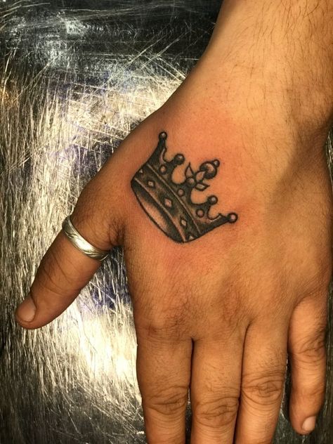 Coronas Tattoo, Crown Hand Tattoo, Men Finger Tattoos, Crown Tattoo Men, King Crown Tattoo, Small Crown Tattoo, Medusa Drawing, Arm Tattoos For Guys Forearm, Alas Tattoo