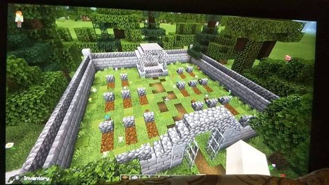 Minecraft graveyard Minecfrat Houses Aesthetic, Minecraft Headstone, Minecraft Tombstone Ideas, Minecraft Graveyard Designs, Graveyard Minecraft Ideas, Cemetary Minecraft, Spooky Halloween Minecraft Builds, Grave Yard Minecraft, Grave Minecraft