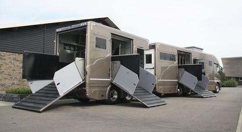 Fancy Horse Trailers, Horse Truck, Horse Transport, Horse Trailer Living Quarters, Horse Barn Ideas Stables, Gooseneck Trailer, Trailer Living, Trailer Truck, Barrel Horse