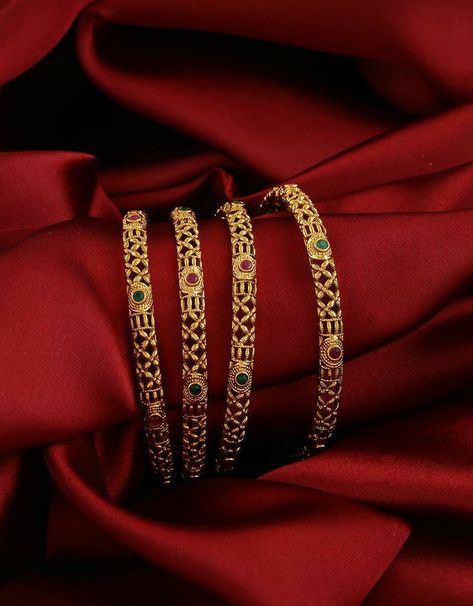 Plain Gold Bangles, Traditional Bangles, Gold Bangles Indian, Gold Bangles For Women, Gold Jewelry Outfits, Gold Bangle Set, Bangles Design, Bridal Jewelry Collection, Gold Pendant Jewelry