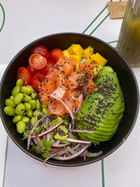 Healthy Salad Aesthetic, Poke Aesthetic, Poke Bowl Aesthetic, Easy Nutritious Meals, Sick Food, Bowl Aesthetic, Healthy Bars, Healthy Food Dishes, Summer Eating