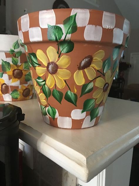 Sunflower Painted Pot, Clay Pot Ideas, Terra Cotta Pot Crafts Diy, Clay Pot Projects, Mosaic Flower Pots, Flower Pot Art, Terracotta Flower Pots, Terra Cotta Pot Crafts, Flower Pot Design