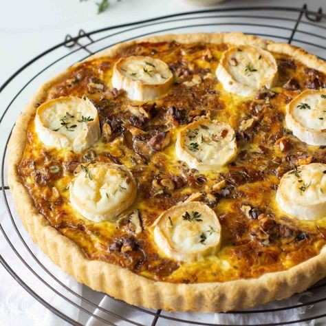 Tarte chèvre et miel, oignon et Thym > Cuisinez facile Goat Cheese Honey, Onion Tart, Lunch Meat, Low Calorie Dressing, Healthy Crockpot Recipes, Goat Cheese, Fruits And Veggies, Thyme, Cooking Time