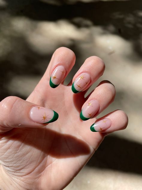 Almond shape nails with green french tip and gold stars Green French Tip, Shellac Nails Fall, Emerald Nails, Green Acrylic Nails, Dark Green Nails, Shape Nails, Green French, October Nails, Winter Nails Acrylic