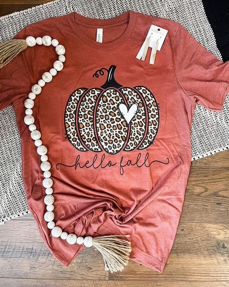 #hellofall #leopard #pumpkin Cheetah Pumpkin, Leopard Pumpkin, Cute Shirt Designs, Fall Tee, White Leopard, Pumpkin Shirt, Bella Canvas Tees, Complete Outfits, Hello Autumn