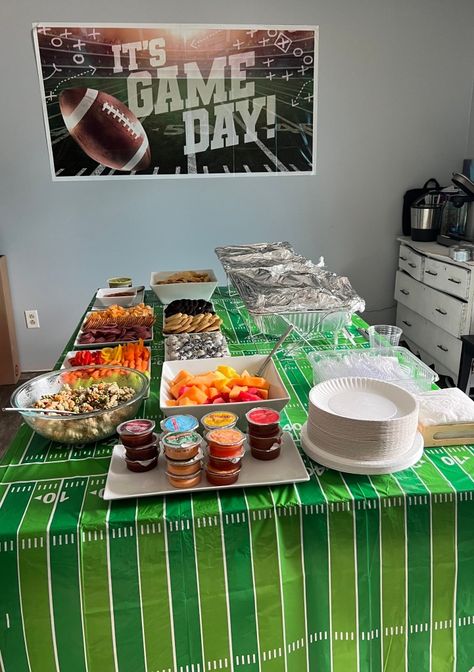 Idea for a football theme party, birthday party, superbowl/ game watch day gathering. A way to celebrate football. Fantasy Football Party Ideas, Football Birthday Party Food, Football Theme Birthday Party, Fantasy Football Party, Football Theme Birthday, Football Watch Party, Football Family, Superbowl Game, Game Watch