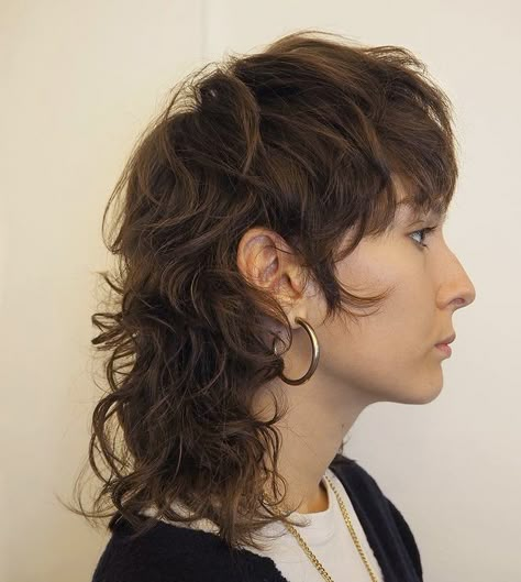 Shullet Hairstyles, Shaggy Mullet, Mullet Hairstyles, Curly Shag Haircut, Androgynous Hair, Mullet Haircut, Dyed Hair Inspiration, Haircut Inspiration, Shag Hairstyles