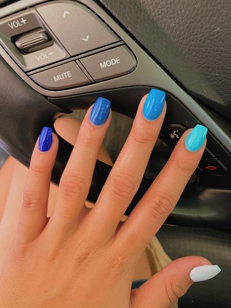 Jul 8, 2020 - This Pin was discovered by Tonya Henning. Discover (and save!) your own Pins on Pinterest Ocean Blue Nails Short, Short Nails Acrylic Color Ideas, Beachy Short Nails, Ocean Blue Nails Summer, Fun Blue Nails, Vibe Nails, Nail Inspired, Time Nails, Beachy Nails