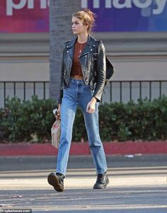 Kaia Gerber Outfits, Kaia Gerber Street Style, Kaia Gerber Style, Dr Martens Outfit, Doc Martens Outfit, Models Off Duty Style, Model Street Style, Kaia Gerber, Outfit Jeans