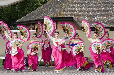 Korean Festival, Art Of Korea, South Korea Culture, Fan Dance, Dance Performance, Just Dance, South Korean, Image Photography, Editorial Photography